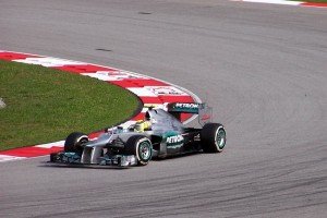 FOTO: Seorang Pembalap dengan berbendera Petronas (perusahan minyak Malaysia) memacu kenderaannya di Sirkuit Sepang. (Lintas Gayo | a ZaiZa)