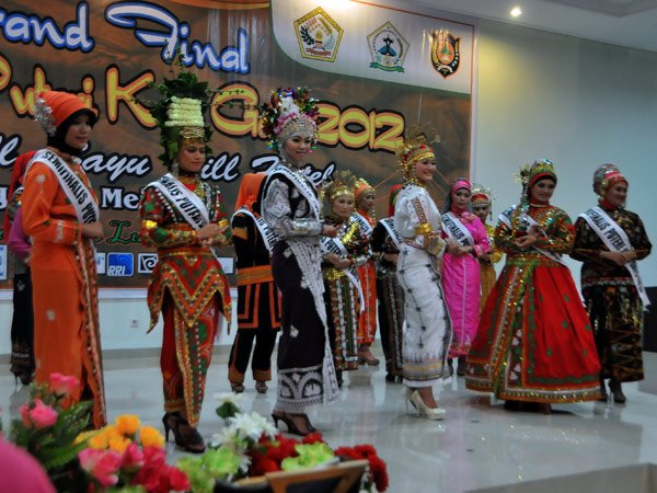 Dewinta Heriza (baris depan ketiga dari kiri) Juara 1 Puteri Kopi Gayo 2012. (Kha A Zaghlul)