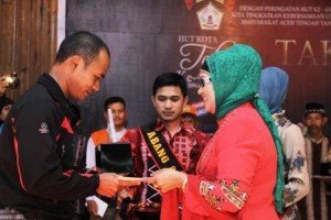 Ketua Gayo Diving Club (GDC) saat menerima anugrah Takengon Award, Minggu 17 Februari 2013. (Lintas Gayo | Zen Angkasa)