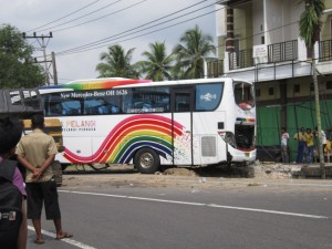 Bus pelangi manabrak rumah warga di jalan Banda Aceh - Medan kecamatan Syamtalira Ara kabupaten Aceh Utara, Jum'at (22-03-2013) (Lintas Gayo | Zuhra Ruhmi)