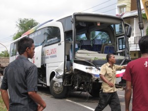 Keadaan bus setelah di evakuasi, tidak ada korban jiwa dalam kecelakaan tersebut. 3 penumpang luka parah dan dilarikan ke Lhoksemauwe. (Lintas Gayo | Zuhra Ruhmi)