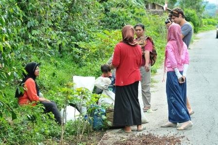 Hugo mengabadikan para petani Gayo yang baru saja memanen kopi. (Lintas Gayo | Kha A Zaghlul)