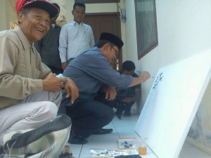 Wakil Bupati Aceh Tengah, Khairul Asmara diminta memberikan sedikit coretan pada lukisan yang dibuat Rens Asmara, salah seorang juri Lomba Lukis Pentas Seni Budaya Lut Tawar