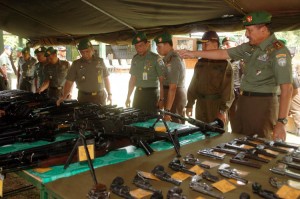 Pangdam IM Mayjen TNI Zahari Siregar menyaksikan senjata yang akan dimusnahkan.(Lintas Gayo | Pendam IM)