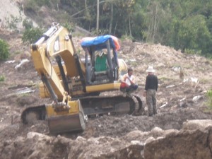 Erwin, operator alat berat yang berhasil mengevakuasi beberapa korban gempa sedang diarahkan oleh pimpinannya di Desa Serempah, tempat tanah longsor yang menimbun 11 orang warga.