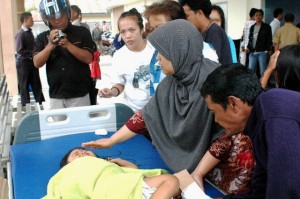 Liput gempa: Basaruddin, wartawan Radio Elshinta, sekaligus contributor Metro TV, yang bertugas di Aceh Tengah terlihat mengambil gambar paska guncangan gempa pertama. Terlihat Bas, lupa membuka helm, karena pemikirannya terpecah. (Waspada/ Bahtiar Gayo)