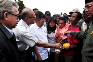 Jusuf Kalla, ketua PMI memperhatikan kaki Aditiya korban gempa Aceh Tengah yang diamputasi kakinya. JK didampingi Wali Nanggroe Malik Mahmud, Gubernur Aceh Zaini Abdullah dan Bupati Nasaruddin, Belang Mancung, Aceh Tengah, Senin (29/7/2013) (wyra)