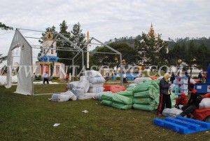Keadaan persediaan dan Perakitan Tenda Logistik di Lapangan Setdakab Aceh Tengah Jum'at, 12 Juli 2013