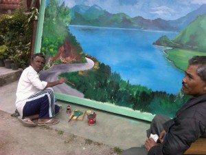 Alwi Umar Sedang Menyelesaikan Lukisannya (Foto :Zoel Md)