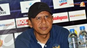 Rahmad Darmawan pelatih Tim BNI All Star. (foto: newasiabet.com)