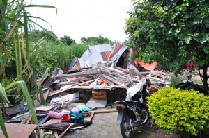 Bangunan rumah masyarakat rata dengan tanah akibat gempa di Gayo, Aceh Tengah, Rabu (3/7/2013) (wyra)