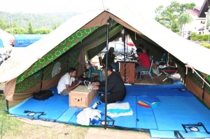 TEMPAT PENGADUAN tenda posko wartawan di lapangan setdakab Aceh Tengah, juga sering didatangi warga korban gempa untuk mengadu.(medanbisnis/wen rahman)