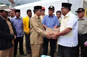 Sulaiman Abda Wakil Ketua DPRA menyerahkan bantuan bagi korban gempa Aceh Tengah dan diterima Wakil Bupati Aceh Tengah Khairul Asmara, Kamis (1/8/2013). (wyra)