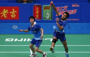 Ganda campuran Indonesia, Tontowi Ahmad (kanan)/Liliyana Natsir, saat mengalahkan pebulutangkis China, Xu Chen/Ma Jin, pada pertandingan final BWF World Championships 2013, di Tian-He Indoor Gymnasium, Guangzhou, China, Minggu (11/9/2013).