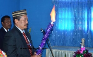 Drs Muslim Dirut LPP RI Takengon sedang menyulutkan Obor (Fazri)