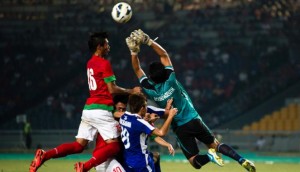 Pesepakbola timnas U-19 Indonesia, Hansamu Yama Pratama berebut bola saat laga grup G kualifikasi Piala Asia (AFC) U-19 melawan Laos di Jakarta, Selasa (8/10/2013) (ANTARA/Ismar Patrizki)
