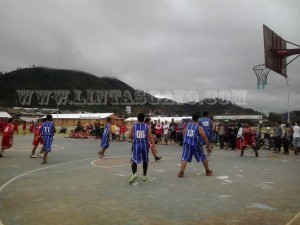 Tim Putra Basket Aceh Tengah dan Tim Metro Kota Lhokseumawe sedang betranding di Lapangan Basket Musara Alun Takengen ( Foto : Zan.KG)