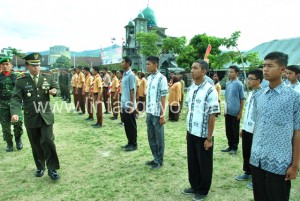 Dandim 0106 Aceh Tengah Lalu Habibul Rahim, saat meninjau kesiapan pasukan dirgahayu TNI ke-68 di Lapangan Sangga Mara Takengon, Sabtu 5 Oktober 2013 (Foto. Zan.KG)