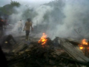 Puing-puing kebakaran yang tersisa bersamaan dengan sisa nyala api yang baru berhasil dipadamkan, Minggu (24/11/2013) sore di Kampung Wih Sagi Indah, Kecamatan Silihnara. (Foto: Feri Yanto)