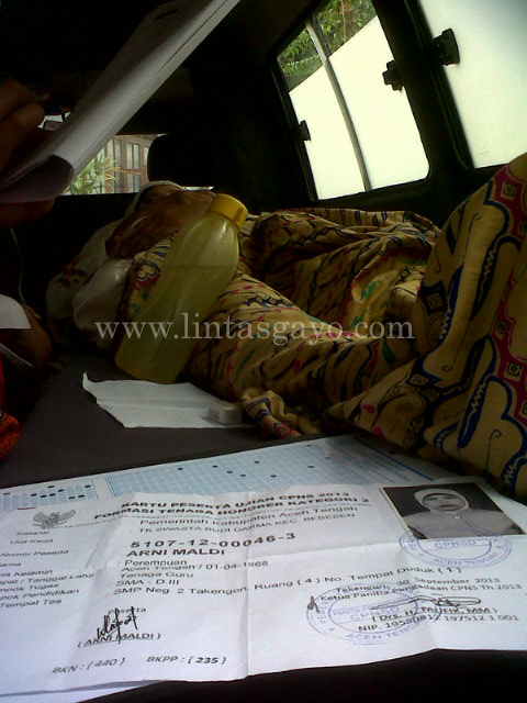 Arni Maldi (45) yang terbujur di dalam ambulan sedang istirahat dalam ujian CPNS Honorer K2 Kabupaten Aceh Tengah, (foto : Zan.KG)