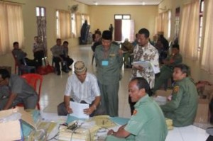 M.Fadil Rahmi dari Ombudsman RI perwakilan Aceh (berbaju batik),saat menyaksikan langsung LJK yang tidak tersegel dari lokasi ujian,di Mapolres Gayo Lues. (Foto: Azhari Lubis Alabas.com)