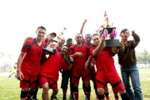 Tim Setdakab Aceh Tengah membawa Tropi Jura satu pada HUT Kopri 2013 ( Foto : Humas Aceh Tengah)