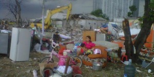 Seorang ibu sedang menyusui anaknya agar tidak menangis, di tengah penertiban Taman Burung Waduk Pluit, Kamis (12/12/2013). | KOMPAS.com / Dian Fath Risalah El Anshari