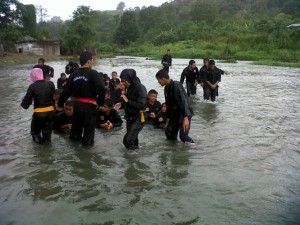 Atlet Pencak Silat Perguruan Tunas Bangsa  Ujian naik tingkat di Sungai Peusangan (Foto:Zan.KG)