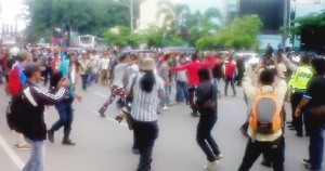Massa Bentrok Dengan TNI (Foto:diliputnews)