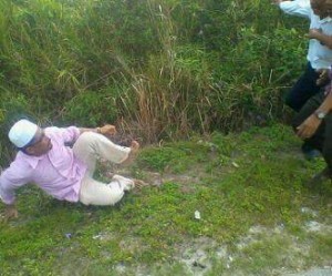 Foto: Adnan Beuransyah Terjatuh saat dikejar puluhan kader PA Foto ini sudah tersebar melalui Blackberry dan sosial media