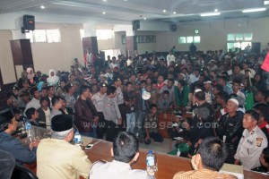 Suasana ruang sidang saat berlangsungnya audiensi antara masyarakat korban gempa dan Bupati Aceh Tengahdiruang sidang DPRK setempat., Selasa (21/1/2013), 