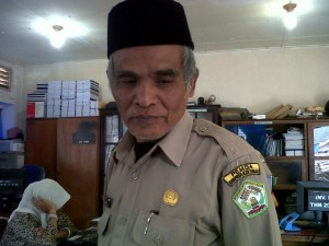 Samsul Bahri SE PNS jajaran Pemerintah Kabupaten Aceh Tengah yang memakai peci. ( Foto : Zan.KG)