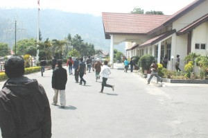 Mengejar bupati; terlihat massa berlarian mengejar Nasaruddin, Bupati Aceh Tengah. (LG/Iqoni RS)