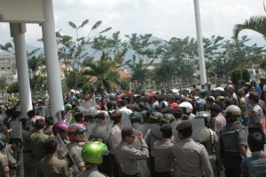 Diantara tameng polisi, massa melakukan demo. (LG- Iqoni RS)