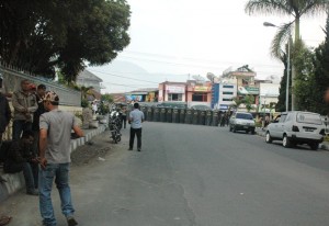 Dijaga polisi dan TNI di Simpang Pendopo. Massa dilarang menyegel pendopo (LG/Iqoni RS)