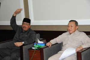 Azwar yang didampingi Kepala Badan Kepegawaian Negara (BKN) Eko Soetrisno selaku Sekretaris BAPEK