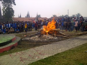 Pembakaran ban dalam aksi penuruan Rektor ISI Padangpanjang (Foto Iwan Rantow)