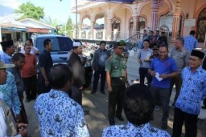 Bupati Inbu Hasim beserta Muspida,Sekda dan anggota DPR Aceh,Jemarinsyah mengunjungi korban kebakaran di posko pengungsi depan Masjid Penampaan (Foto : Azhari lubis )