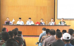 Muspida menjelaskan persoalan Pemilu. terlihat Kajari Takengen mengangkat kertas, membahas hukum status KIP (LG/Iqoni RS)