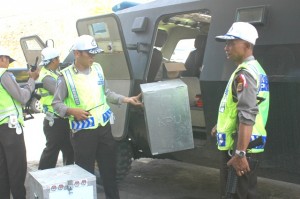 ikut membantu, polisi turut berperan menurunkan tong suara dari Panser (LG/Iqoni RS)