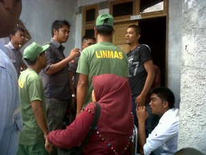Hansip dengan atribut Linmasnya sigap mengamankan lokasi ketika ada isu berkelahi (LG/Zan KG)