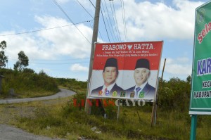 Baliho Calon Presiden Prabowo Subianto dan Hatta Rajasa di Simpang 4 Jalan Bandara Rembele