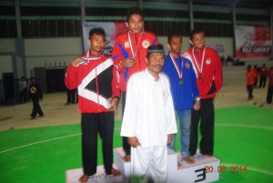 Atlet silat andalan Aceh Tengah harus puas di perak, setelah di final dikalah atlet PON dari Banda Aceh. Arfan paling kiri