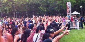 Para TKI yang memprotes karena tidak bisa memilih di Lapangan Victoria Park, Hongkong, Minggu (6/7/2014) Foto: FACEBOOK