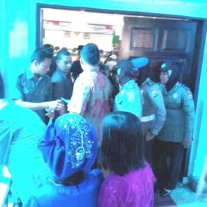 Petugas menjaga pintu masuk ruang DPRK (LG/Iqoni RS)