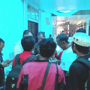 Usai terjadi keributan dengan petugas, wartawan berkumpul di luar gedung DPRK. terpihat Roni, Wandi,Muhadi dan beberapa rekan Pers lainnya. (Lg/Iqoni RS)