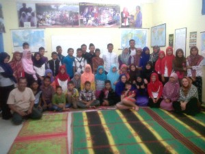 Anak panti dan pengurus Yayasan Modern Noorden berfoto bersama dengan Dian Alyan (Foto/ Abdullah)