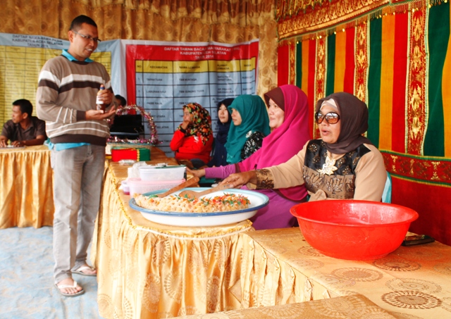 Gambar: Seorang pembeli sedang menawarkan harga sebuah produk buatan PKBM Aceh Selatan pada acara pameran dalam rangka hari aksara internasional ke-49 di Musara Alun Takengon, Sabtu (27/9/2014). (Foto:IB)