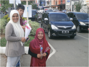 Ippemata Gelar Aksi dan bagi bunga di Simpang v Banda Aceh dalam hari Sumpah Pemuda