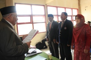 Ketua Yayasan Gajah Putih Membaca Sumpah Pelantikan 3 Rektor UGP, Sabtu (11/10/2014).